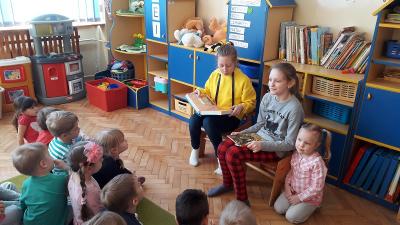 siostra Emila i siostra Kamili czytają "Kangurkom"